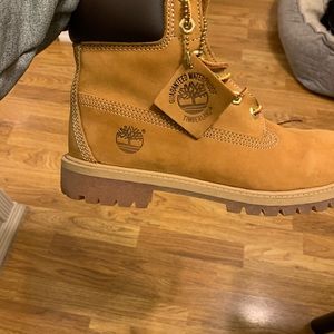 Timberland boots like new size 6Y
